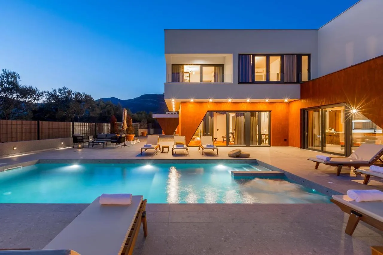 Villa Seven Hearts With Heated Pool And Private Basketball Playground Near Split Kastela