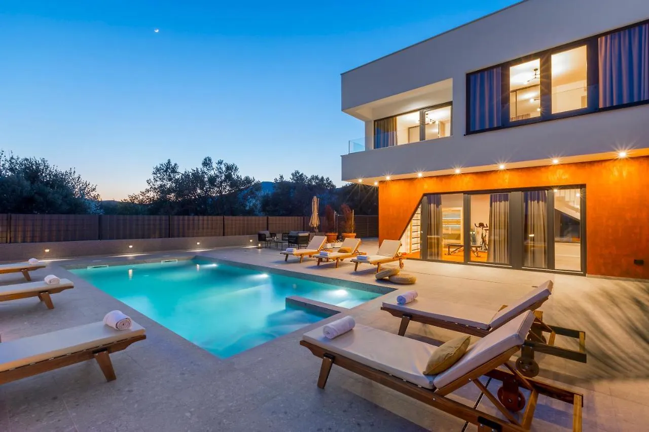 Villa Seven Hearts With Heated Pool And Private Basketball Playground Near Split Kastela