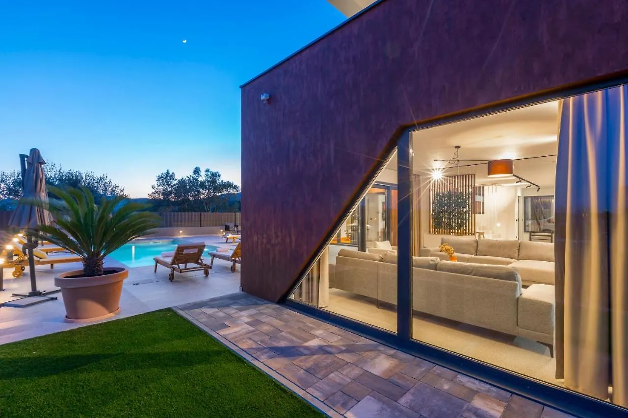 Villa Seven Hearts With Heated Pool And Private Basketball Playground Near Split Kastela
