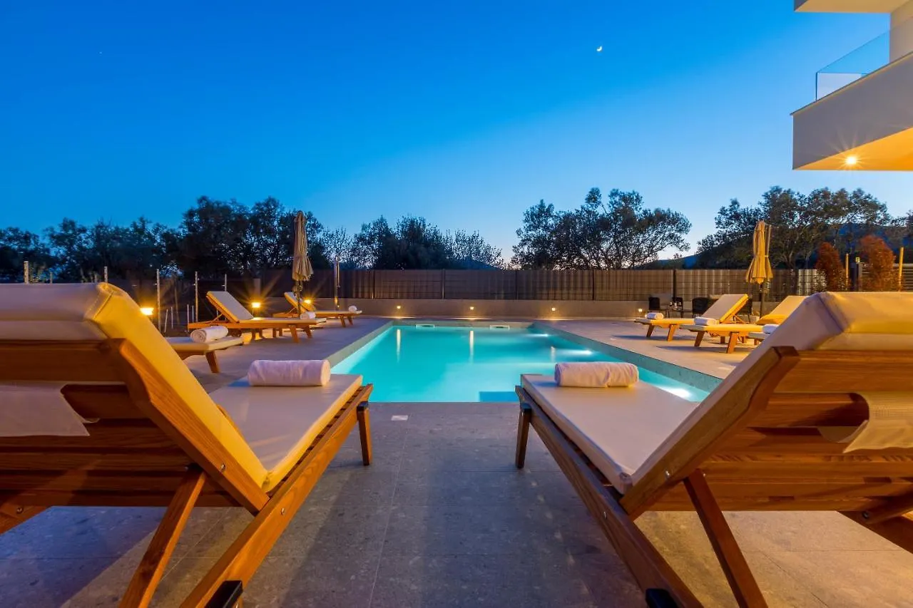 Villa Seven Hearts With Heated Pool And Private Basketball Playground Near Split Kastela