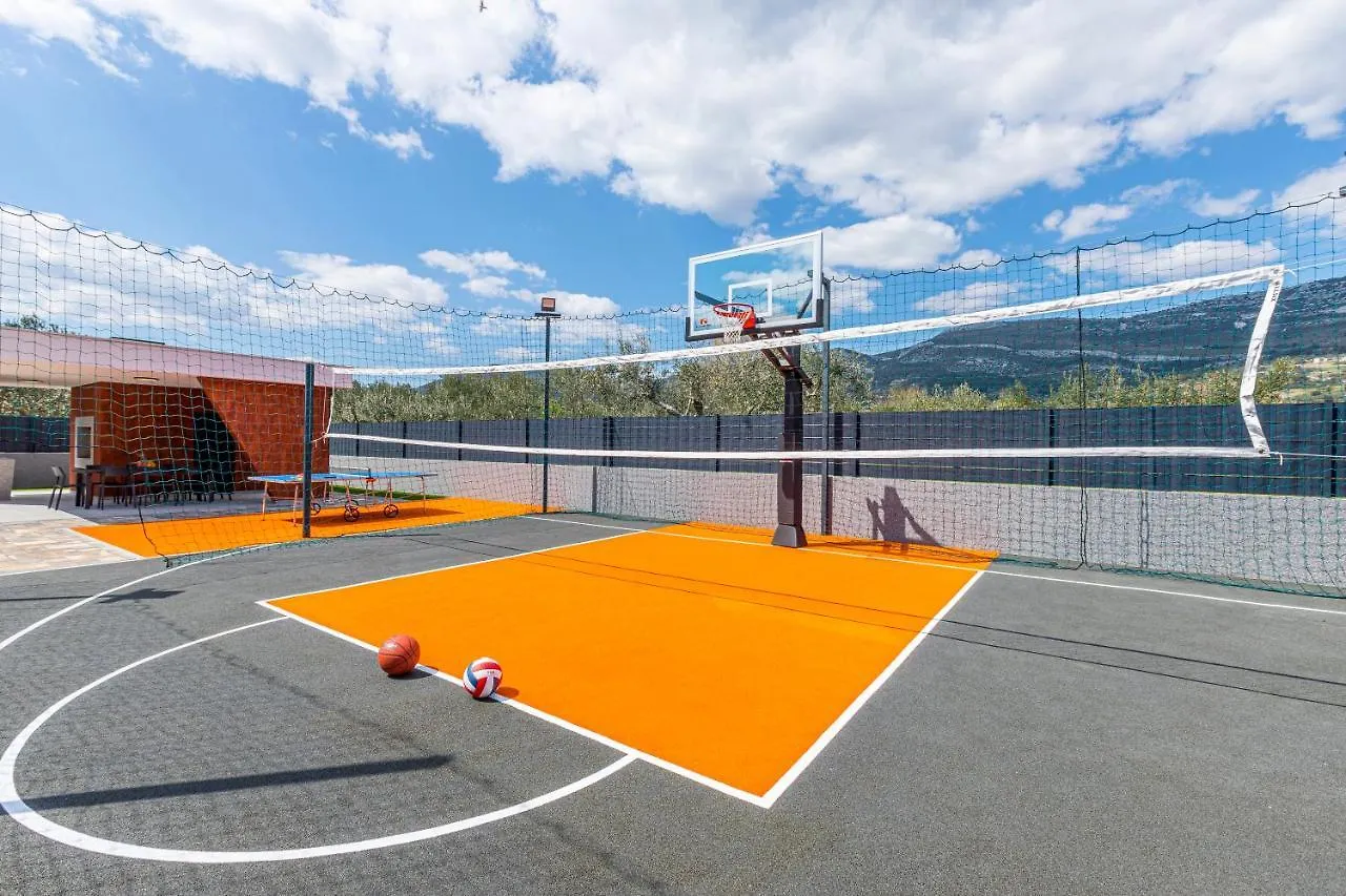 Villa Seven Hearts With Heated Pool And Private Basketball Playground Near Split Kastela