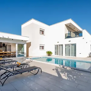Royal Blue House Kastela
